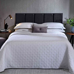 Cabeceira estofada modular casal corino preto rajado. ambiente